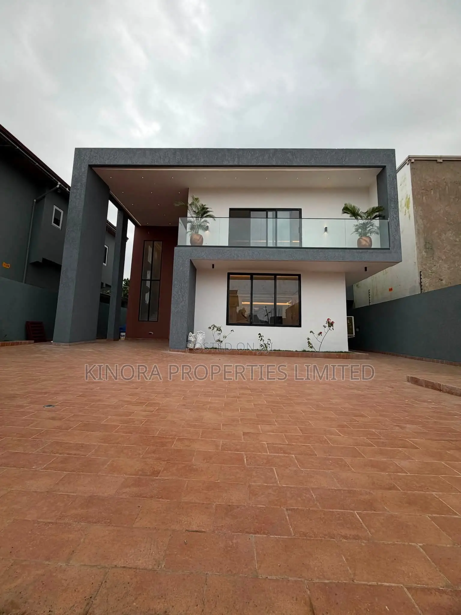 5bdrm Duplex in North Legon for sale
