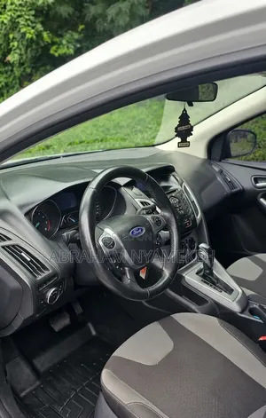 Ford Focus SE Sedan FWD (2.0L 4cyl 5M) 2012 White
