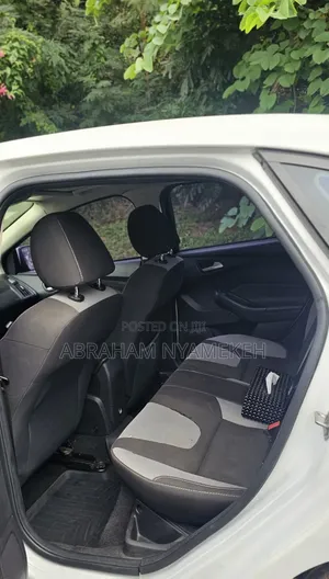 Ford Focus SE Sedan FWD (2.0L 4cyl 5M) 2012 White