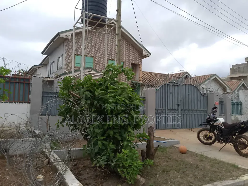 3bdrm House in Self Compound, Lake Side Estate for rent