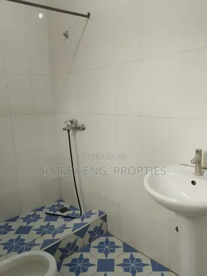 3bdrm House in Self Compound, Lake Side Estate for rent