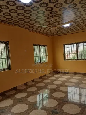 3bdrm House in Self Compound, Lake Side Estate for rent