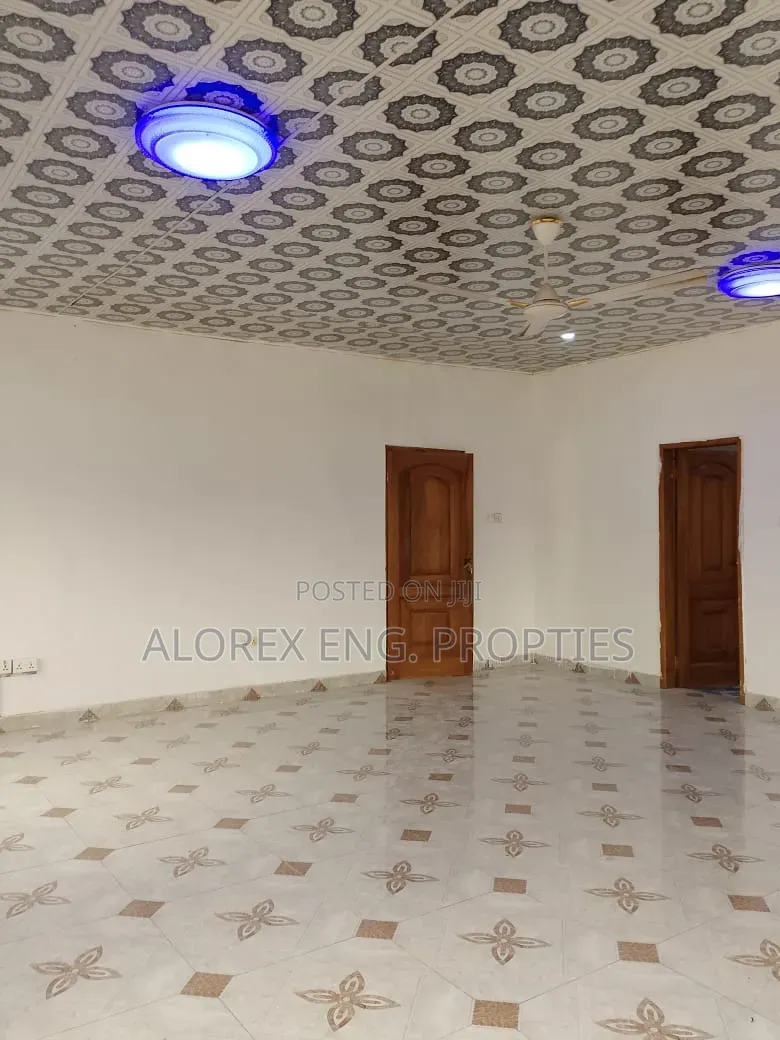 3bdrm House in Self Compound, Lake Side Estate for rent