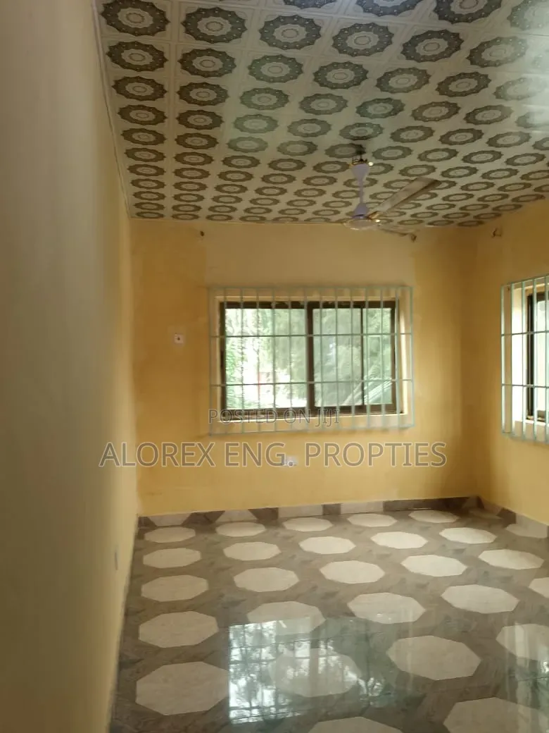 3bdrm House in Self Compound, Lake Side Estate for rent
