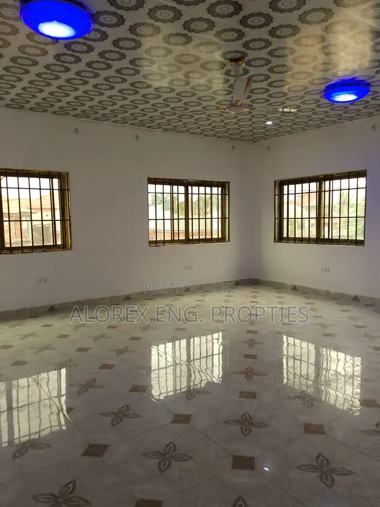 3bdrm House in Self Compound, Lake Side Estate for rent