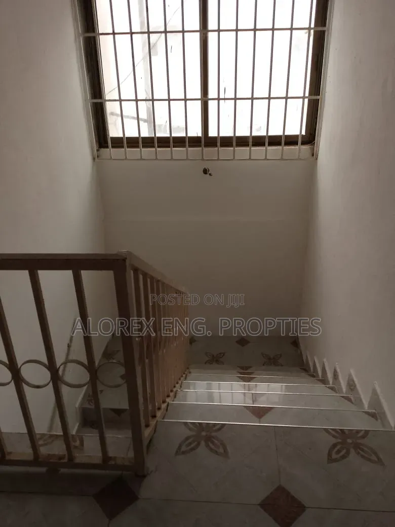 3bdrm House in Self Compound, Lake Side Estate for rent