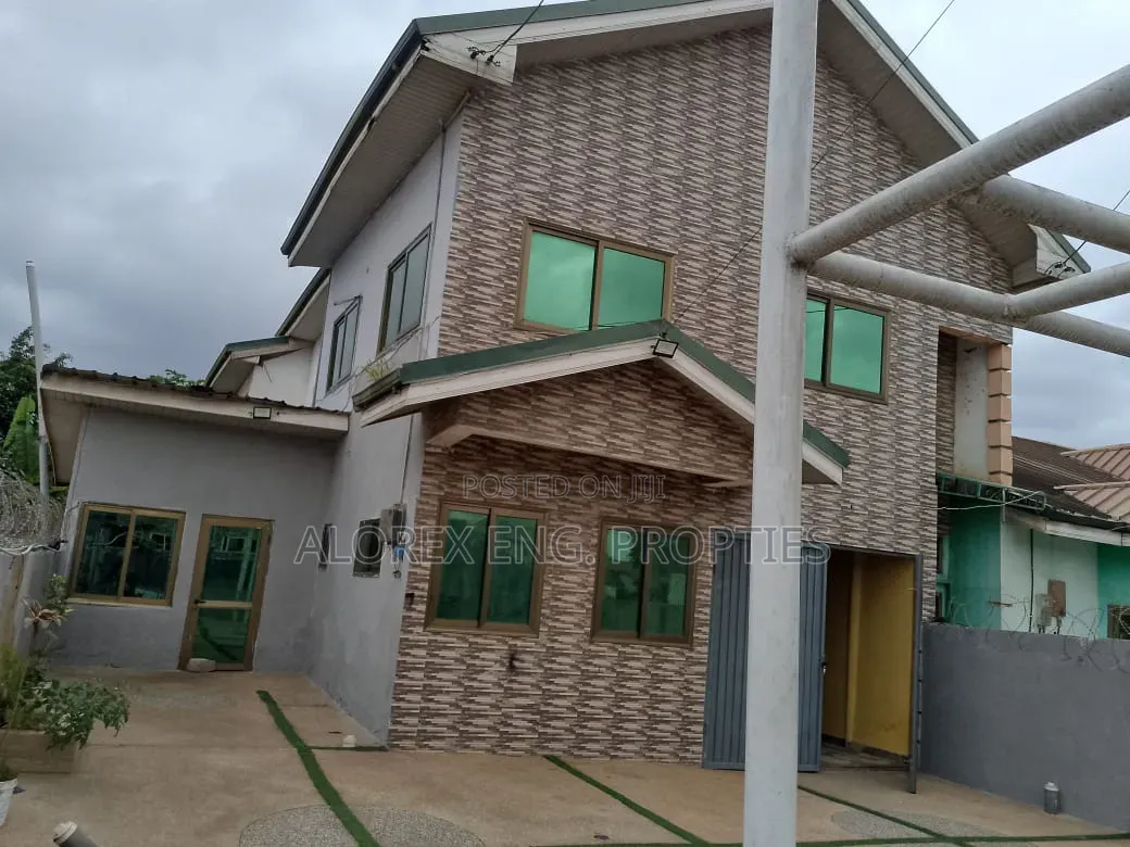 3bdrm House in Self Compound, Lake Side Estate for rent