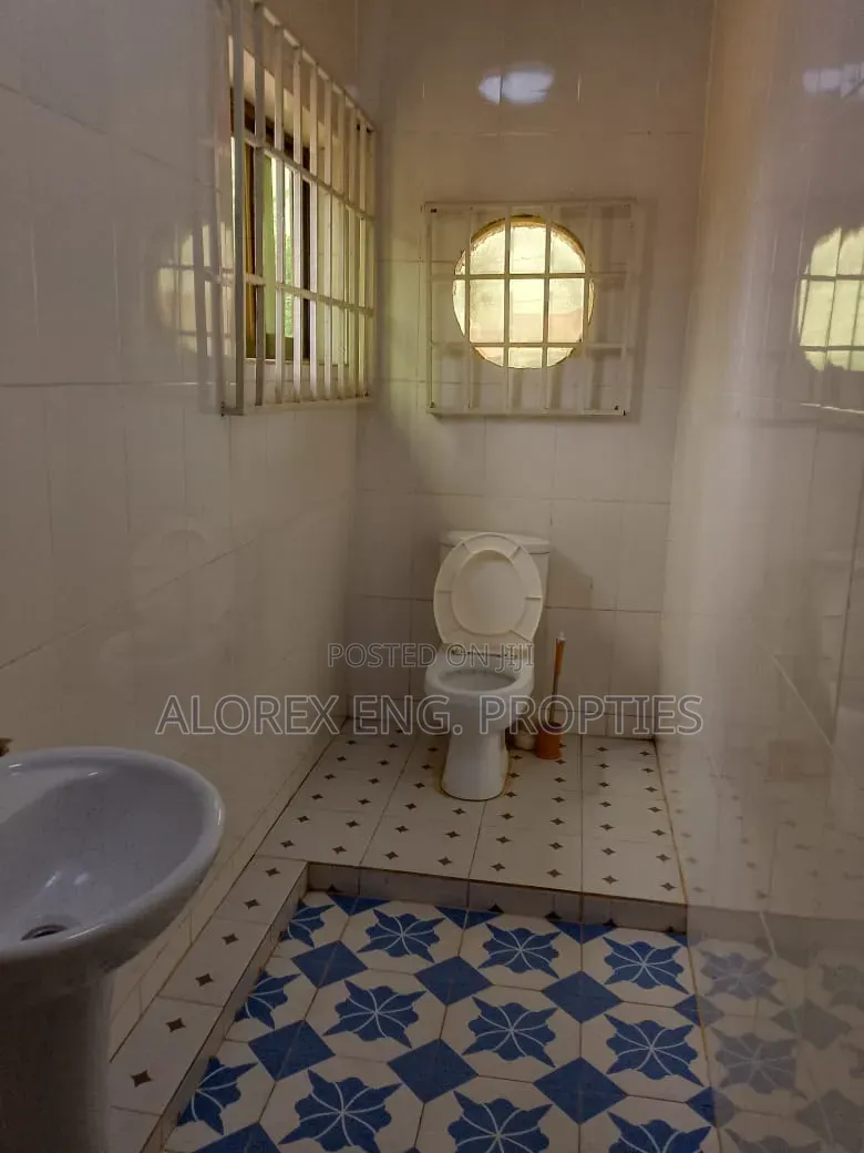 3bdrm House in Self Compound, Lake Side Estate for rent