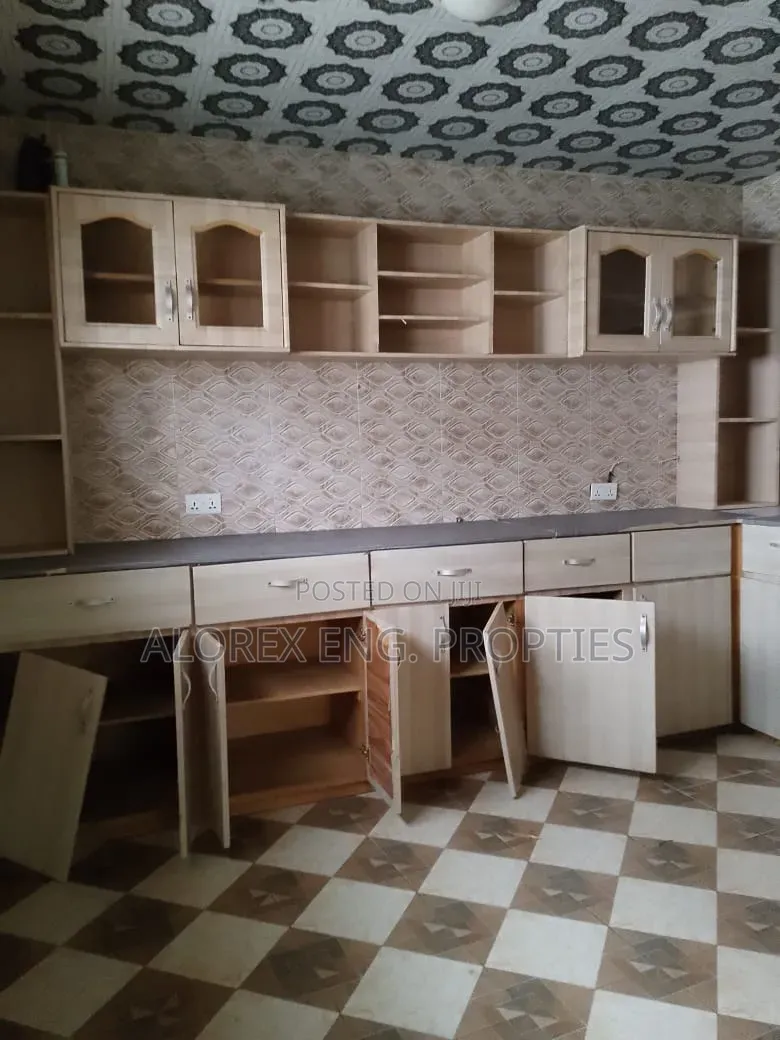 3bdrm House in Self Compound, Lake Side Estate for rent