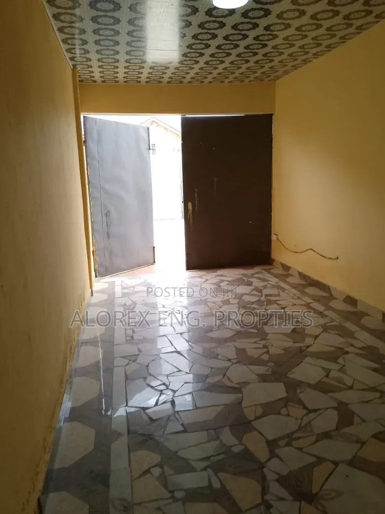 3bdrm House in Self Compound, Lake Side Estate for rent