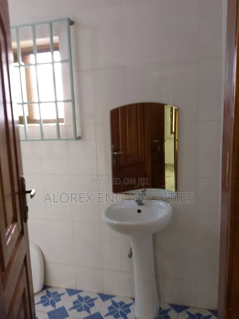 3bdrm House in Self Compound, Lake Side Estate for rent