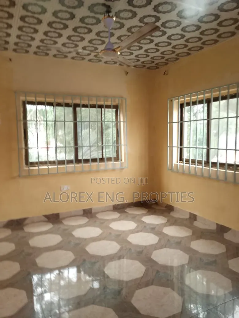 3bdrm House in Self Compound, Lake Side Estate for rent
