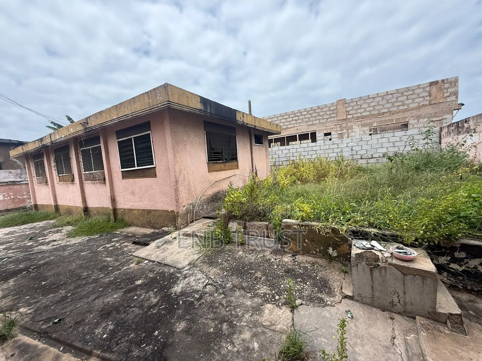 5bdrm Duplex in Lartebiokorshie for sale