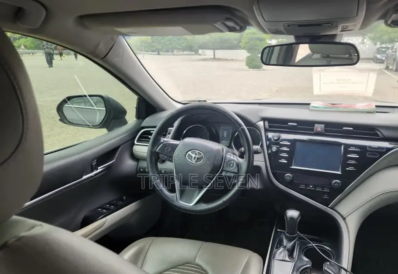 Toyota Camry SE FWD (2.5L 4cyl 8AM) 2018 Silver