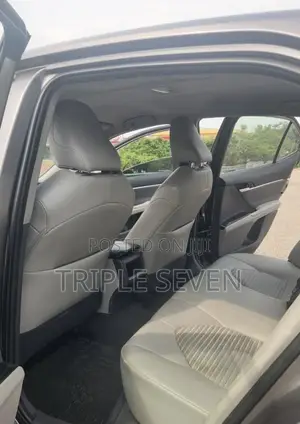 Toyota Camry SE FWD (2.5L 4cyl 8AM) 2018 Silver