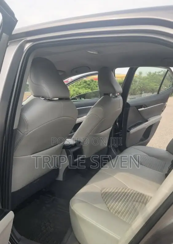 Toyota Camry SE FWD (2.5L 4cyl 8AM) 2018 Silver