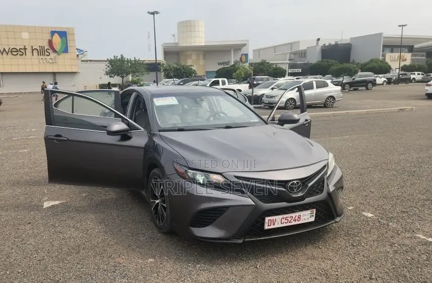 Toyota Camry SE FWD (2.5L 4cyl 8AM) 2018 Silver