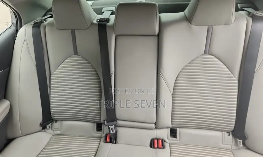 Toyota Camry SE FWD (2.5L 4cyl 8AM) 2018 Silver