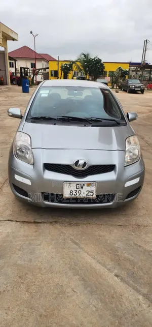 Toyota Vitz 1.3 FWD 5dr 2010 Gray