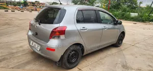 Toyota Vitz 1.3 FWD 5dr 2010 Gray