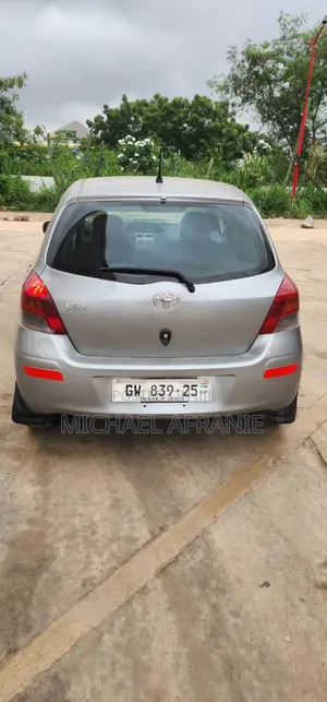 Toyota Vitz 1.3 FWD 5dr 2010 Gray