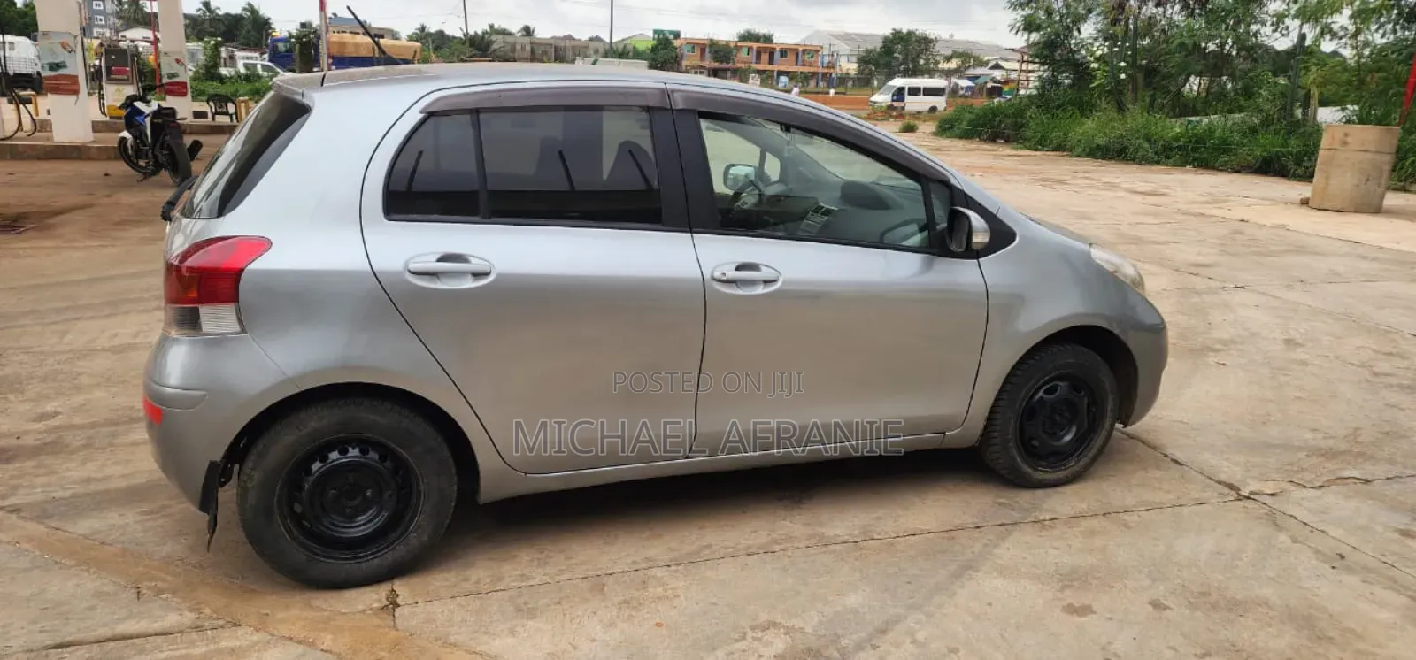 Toyota Vitz 1.3 FWD 5dr 2010 Gray