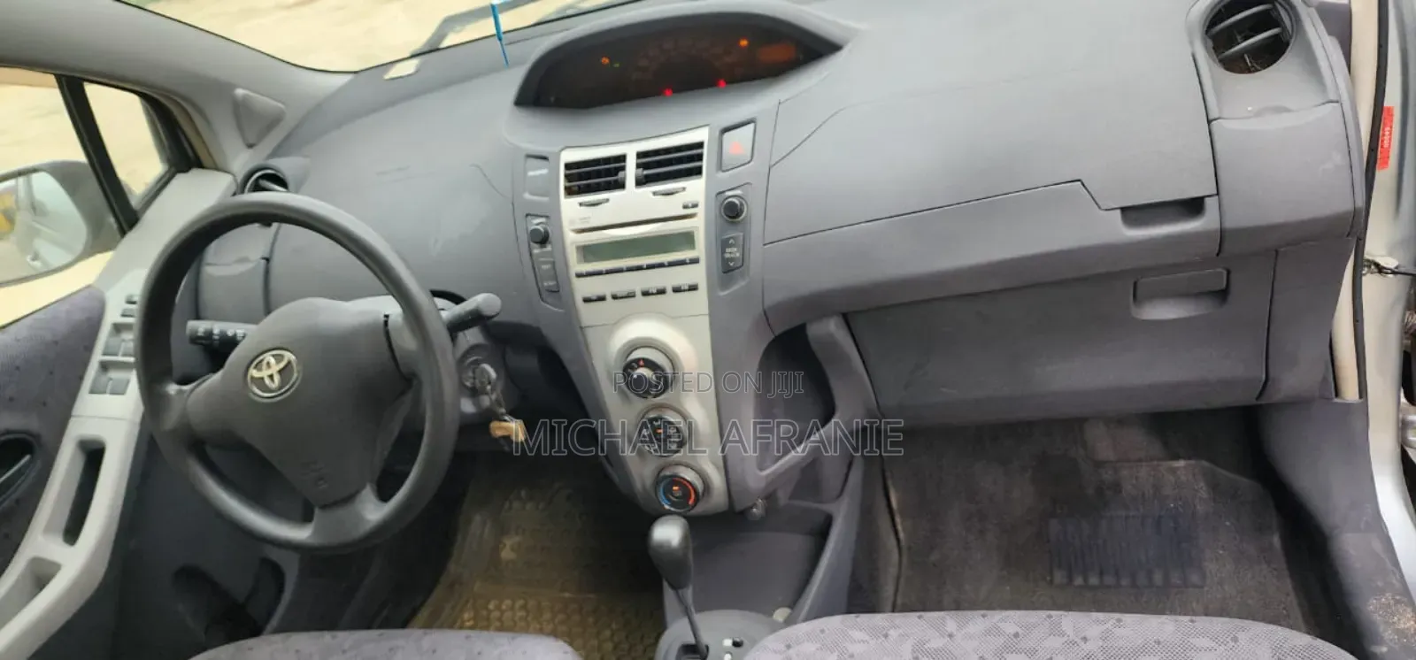 Toyota Vitz 1.3 FWD 5dr 2010 Gray