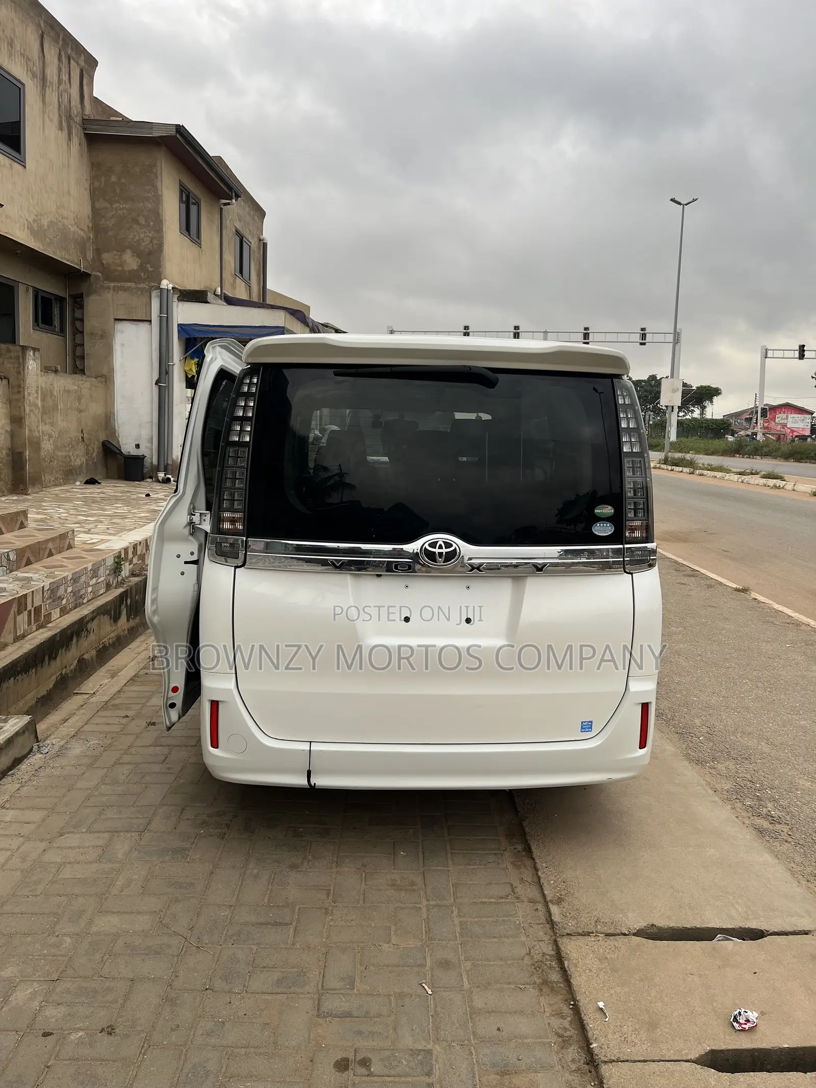 Toyota Voxy 2013 White