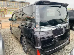 Toyota Voxy X 2WD 8-Seater 2015
