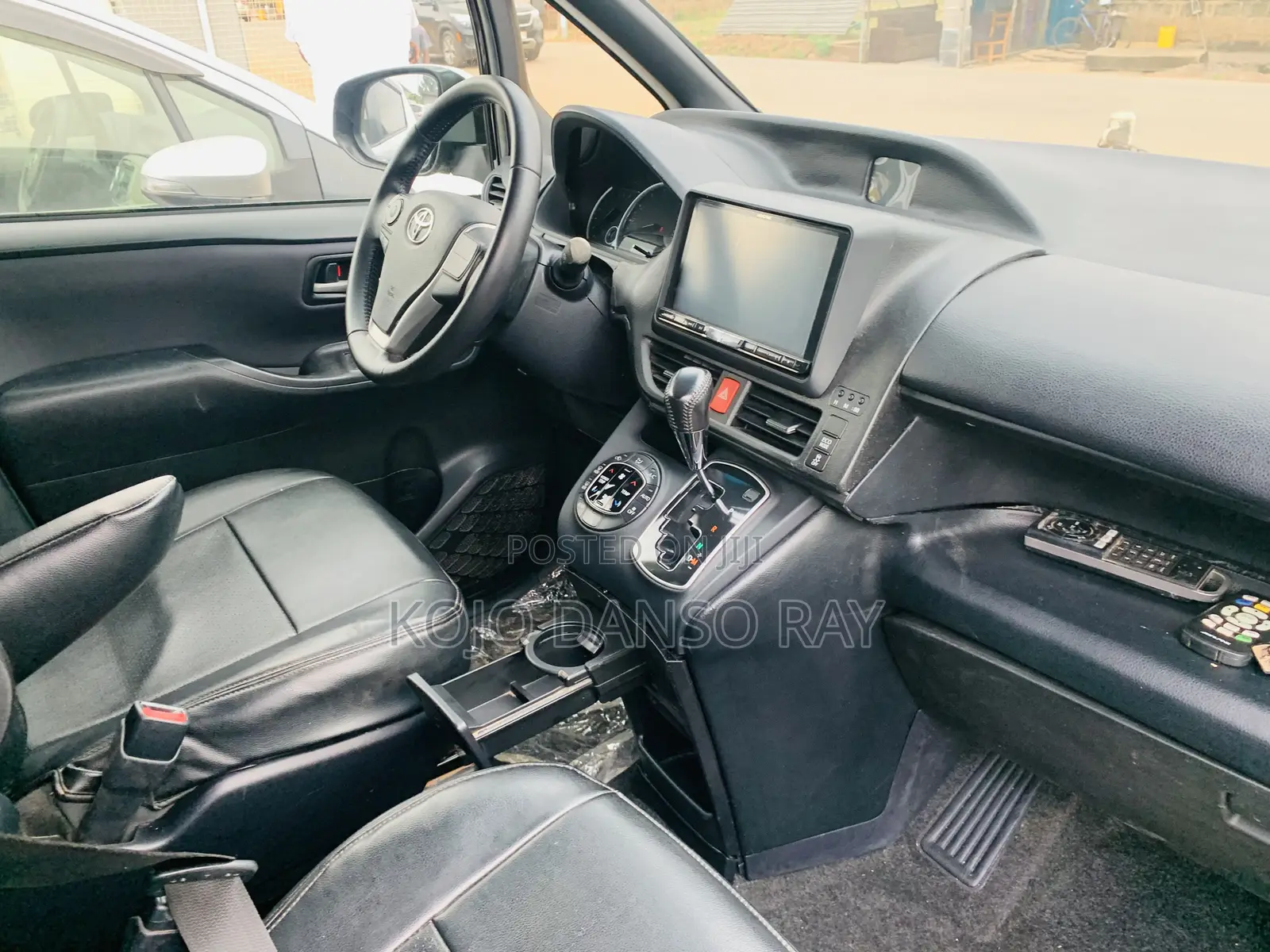 Toyota Voxy X 2WD 8-Seater 2015