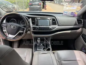 Toyota Highlander XLE V6 4x4 (3.5L 6cyl 6A) 2016 Silver