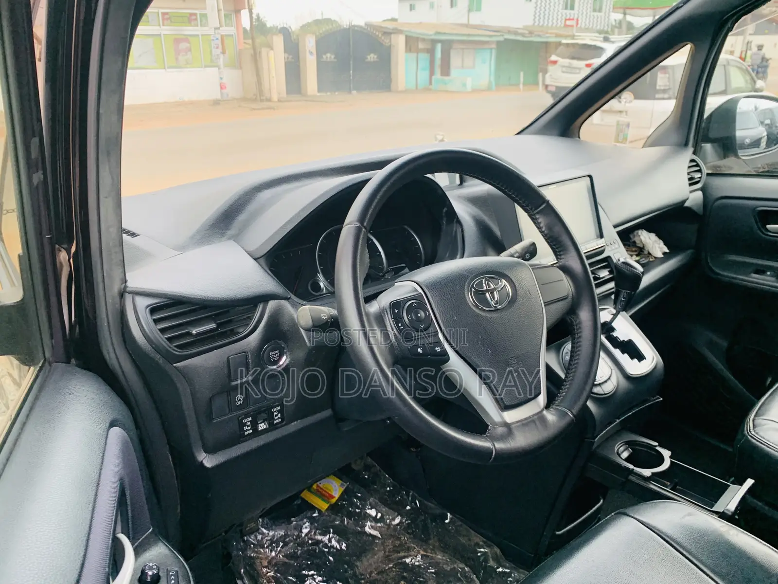 Toyota Voxy X 2WD 8-Seater 2015