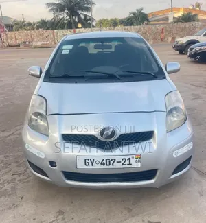 Toyota Vitz 2010 Silver