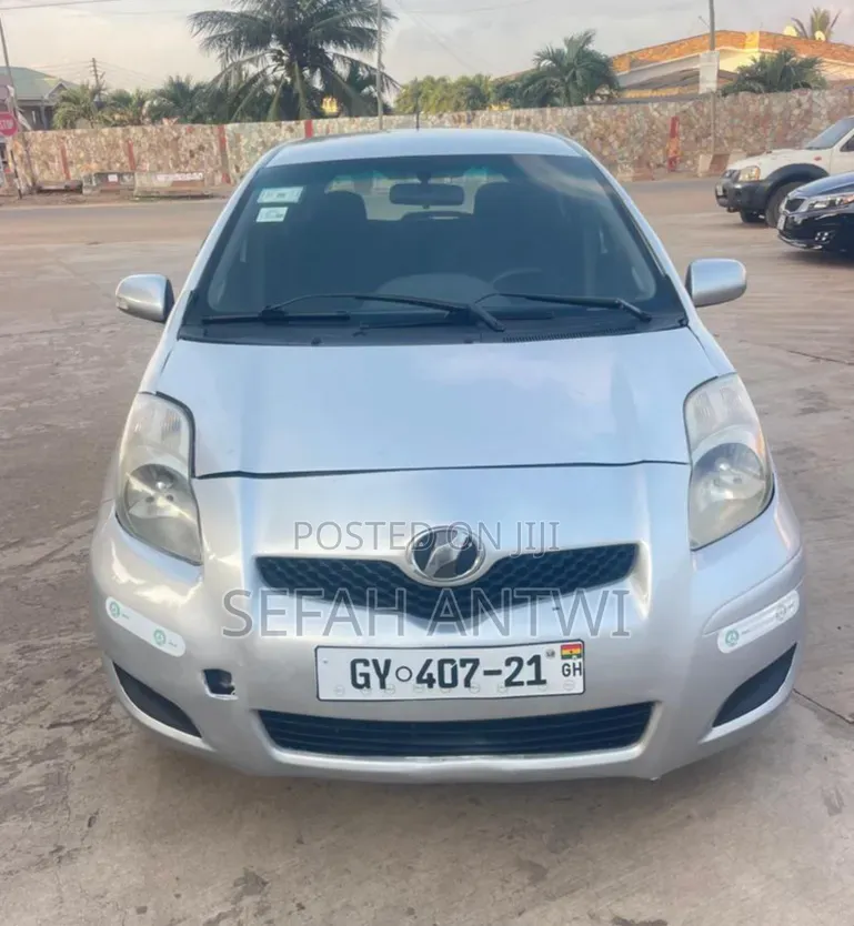 Toyota Vitz 2010 Silver