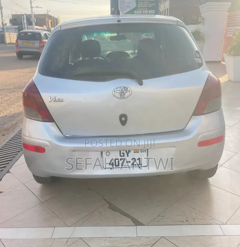 Toyota Vitz 2010 Silver