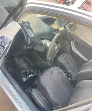 Toyota Vitz 2010 Silver