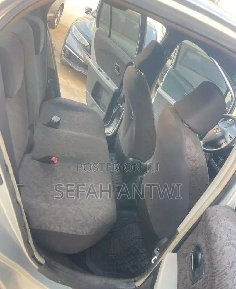 Toyota Vitz 2010 Silver