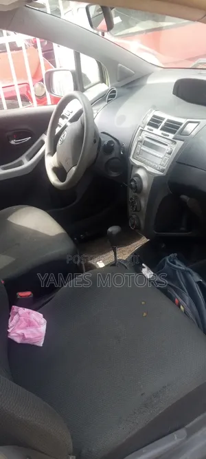 Toyota Vitz 2010 Silver