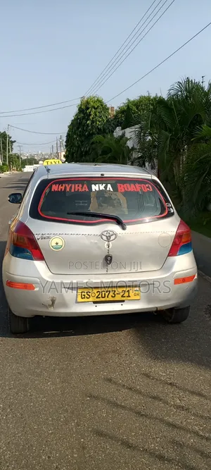 Toyota Vitz 2010 Silver