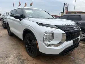 Mitsubishi Outlander 2022 White
