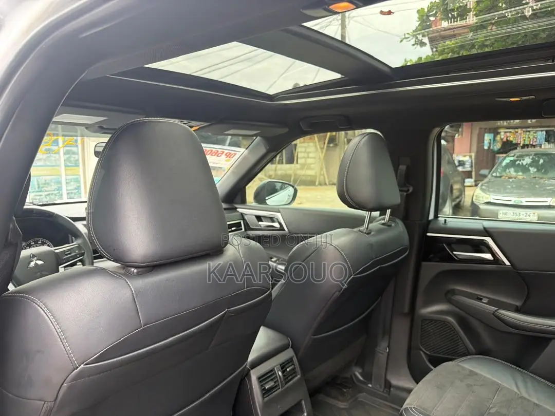Mitsubishi Outlander 2022 White
