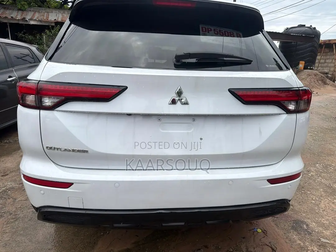 Mitsubishi Outlander 2022 White