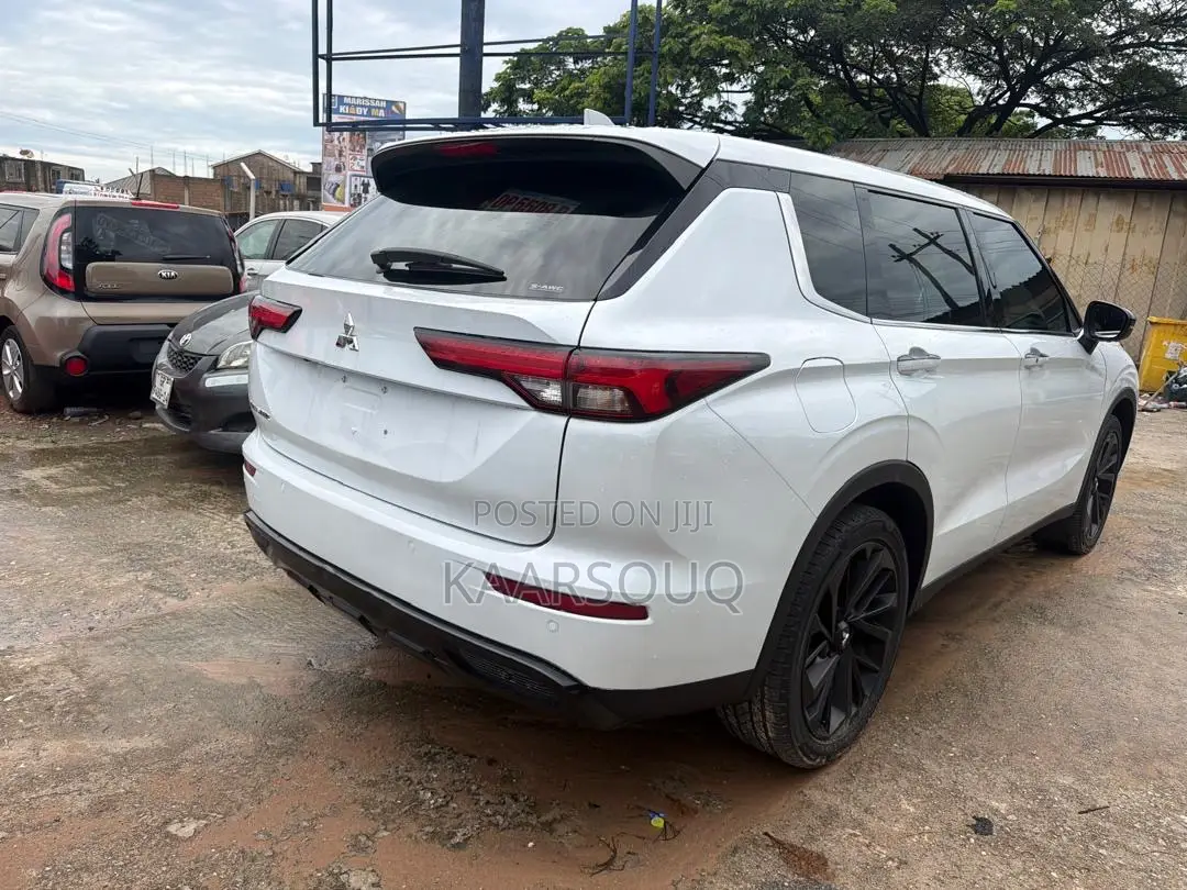 Mitsubishi Outlander 2022 White
