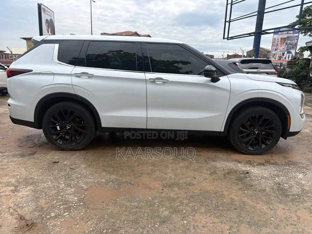 Mitsubishi Outlander 2022 White