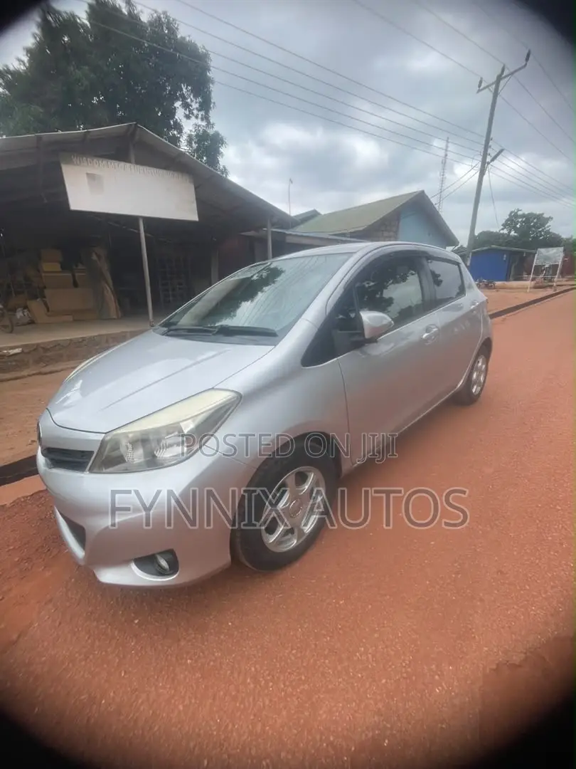 Toyota Vitz 1.3 FWD 5dr 2014 Silver