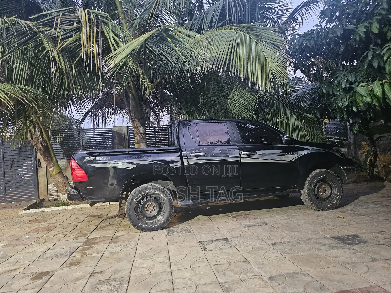 Toyota Hilux 2016 Black