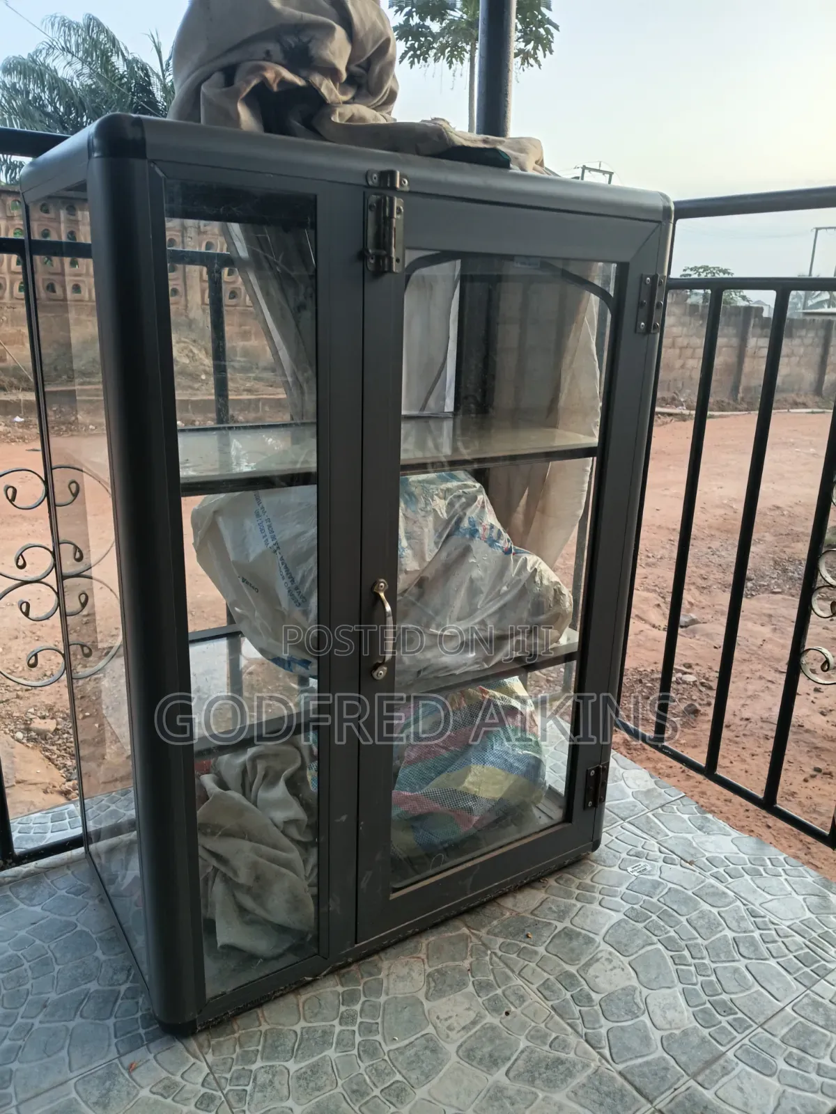 Spacious 3 Chambers Glass Showcase