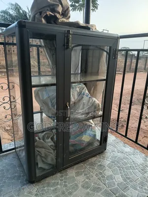 Spacious 3 Chambers Glass Showcase