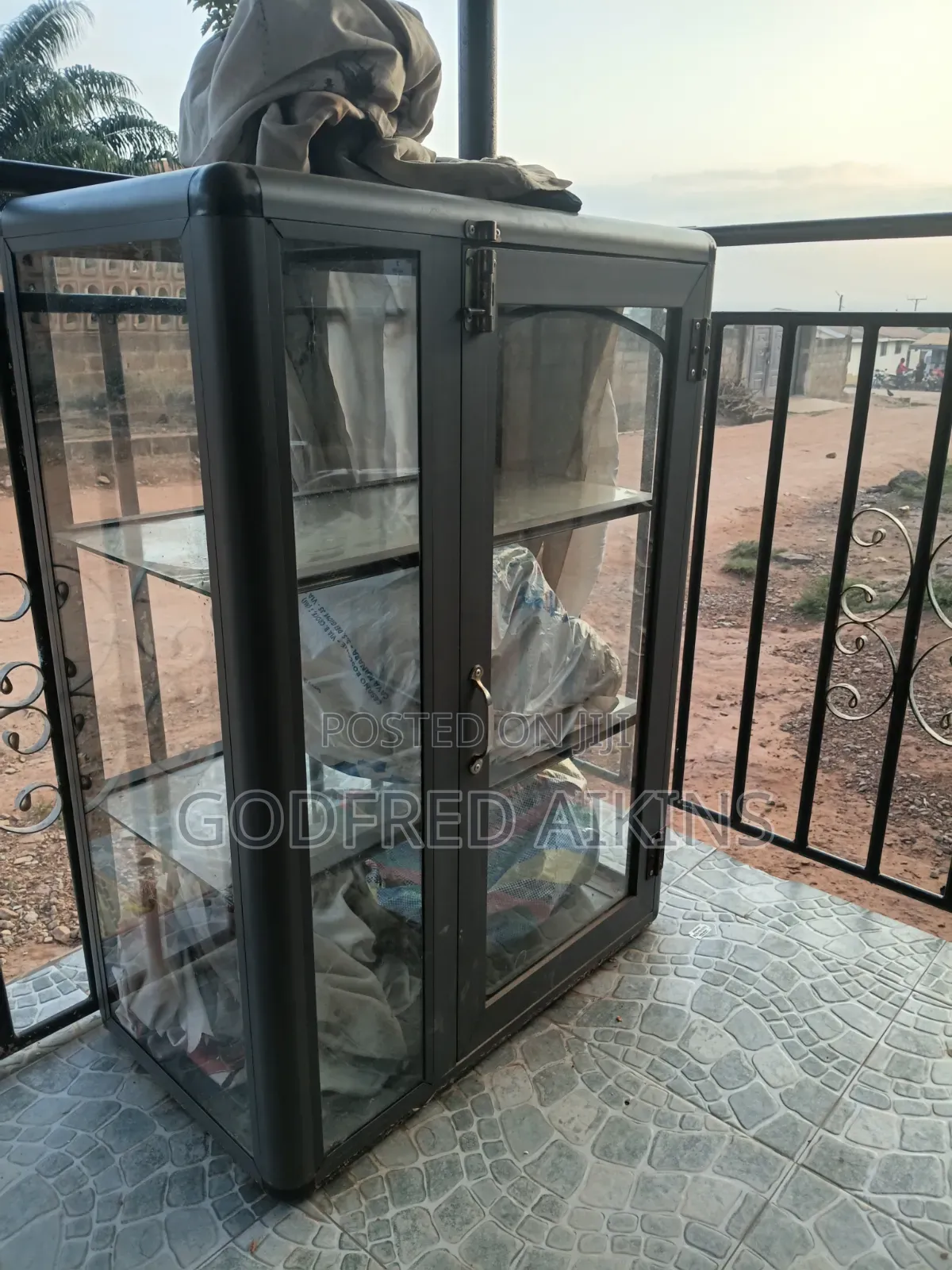 Spacious 3 Chambers Glass Showcase