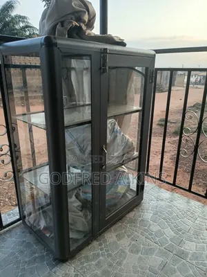 Spacious 3 Chambers Glass Showcase